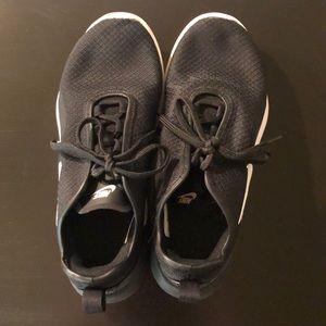 Nike Air Max Motion 2 Sneakers